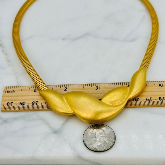 Vintage Sculptural Omega Choker Necklace Matte Gold Tone Slinky 80s Scuptural - Picture 9 of 11